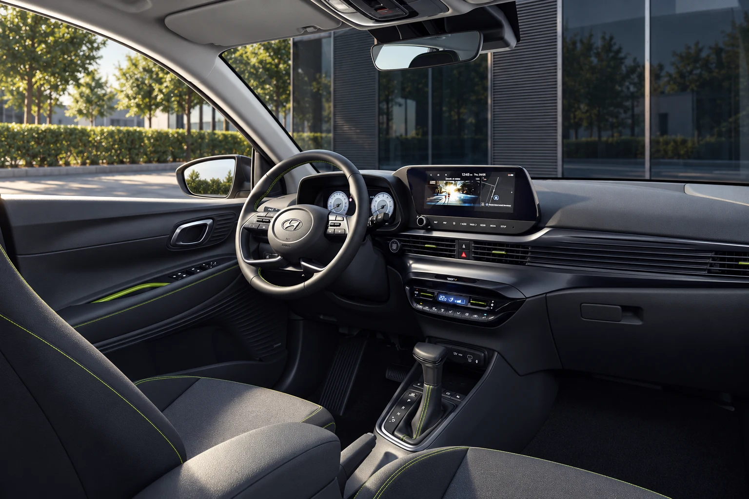Habitacle de Hyundai i20, volant à gauche et tableau de bord vus depuis le siège passager